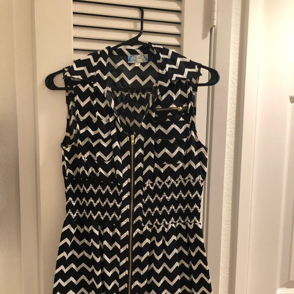 Cute casual black and white chevy zipper dress. - Picture 2 of 7